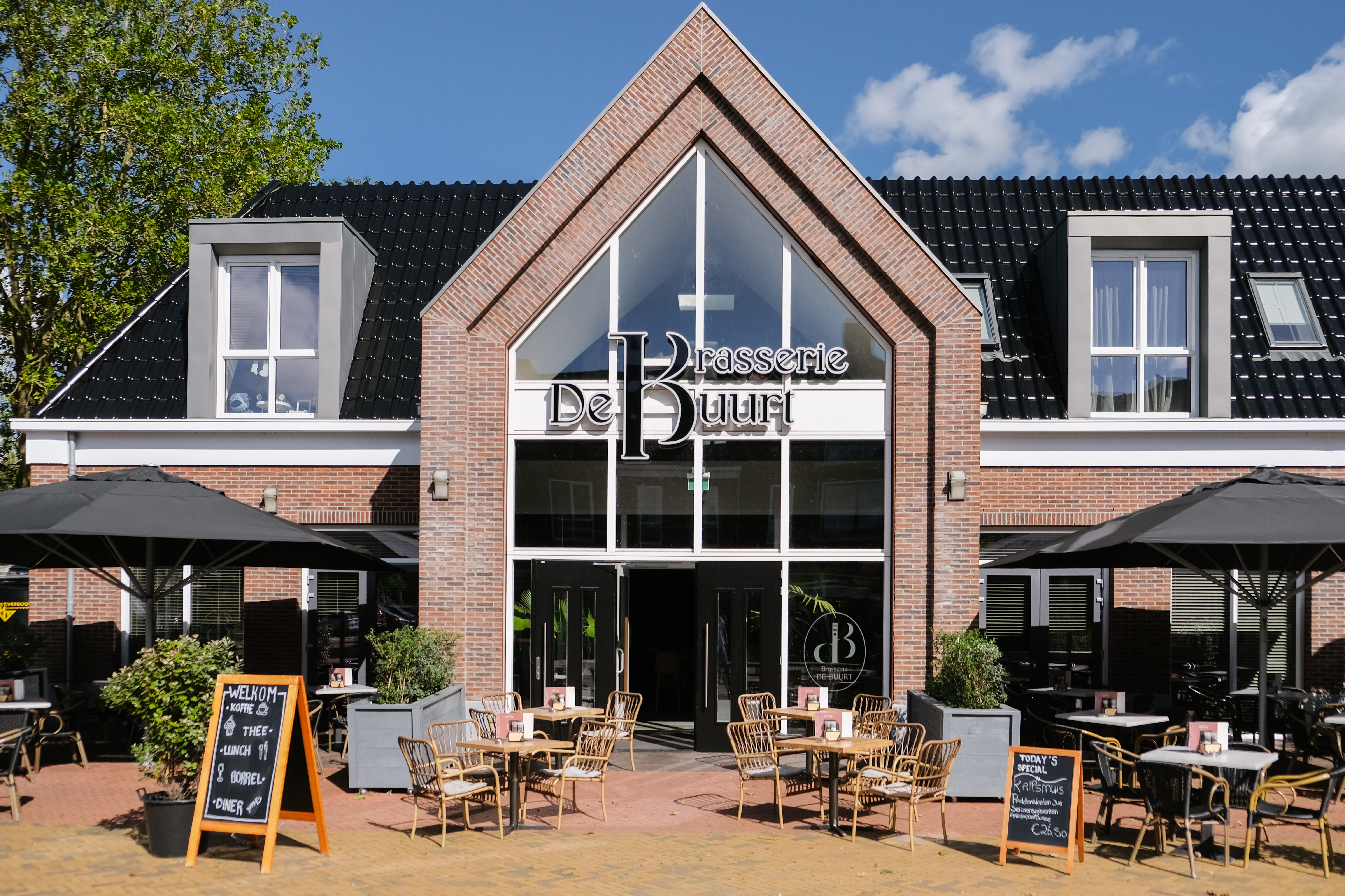 De buitenkant van Brasserie De Buurt met een lekker zonnetje erop